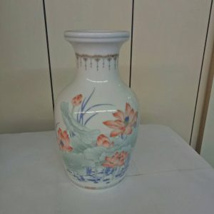 無獅瓶釉中彩荷花