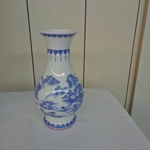 青花如意山水花瓶